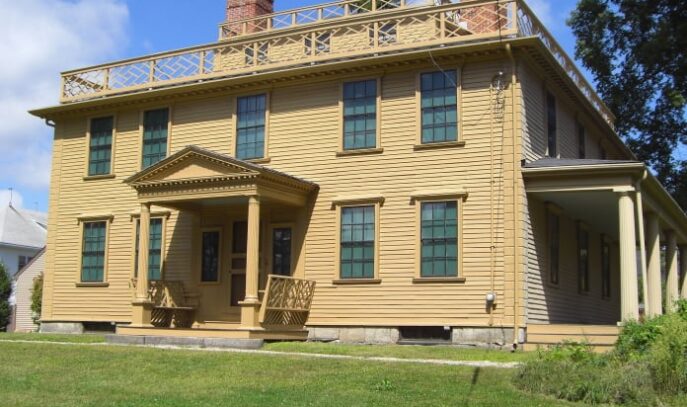 An external photo of Quincy House showing the front of the house and the green front lawn.